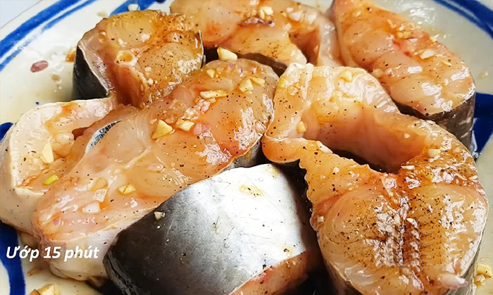 Ca Hu tuoi ngon duoc cat mieng vua va uop gia vi truoc 15 phut moi kho