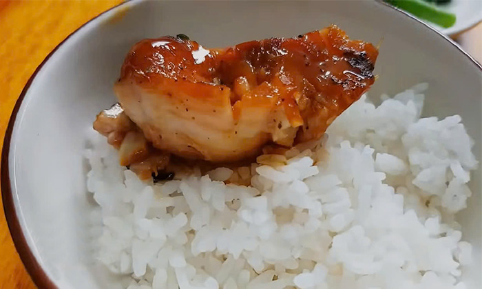 Ca kho to mon an quen thuoc dac trung trong mam com lang que Viet