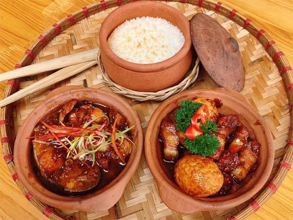 Cơm niêu quê nhà và thức ăn kèm cá kho tộ và thịt kho tàu món ăn yêu thích của Người Việt