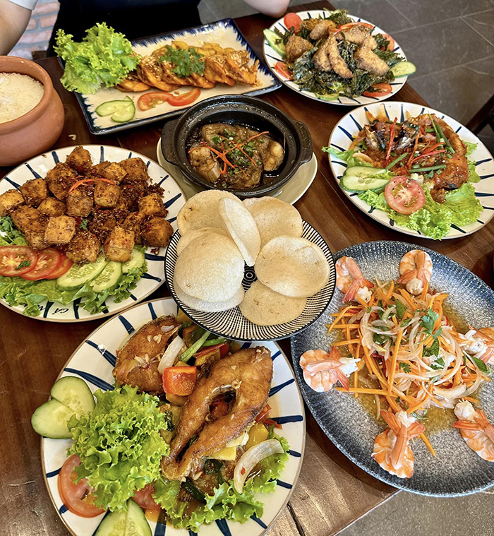 Mon ca sot voi ca chua don gian nhung dam da ai an roi se nho mai