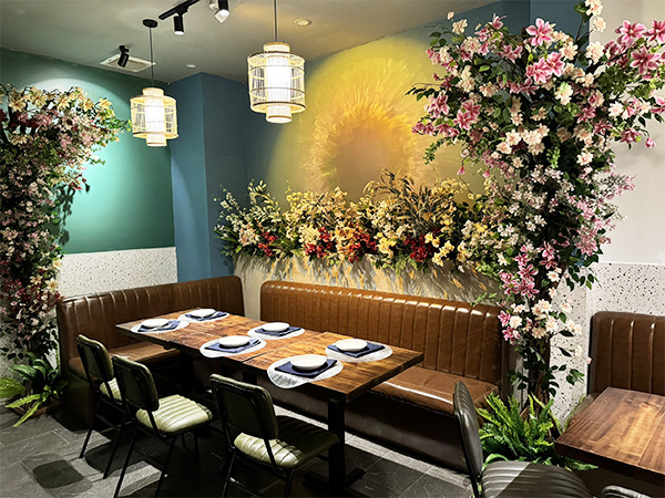 Nha hang khe duoc trang tri hai hoa than thien va am cung