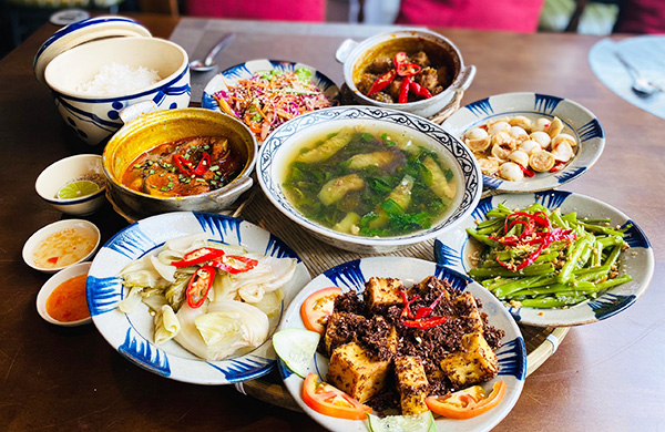 Set Cơm Niêu Quê Nhà hàng Khê 399k đặc biệt, với 10 món ăn ngon dân dã dành Cho Tiệc 3-4 Người