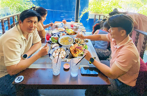 combo cơm niêu 55 được thiết kế dành cho 5-6 người với giá rất ưu đãi, lý tưởng cho các buổi tụ họp bạn bè, gia đình hay đồng nghiệp.