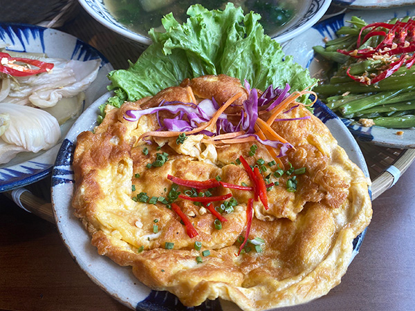 trứng chiên hành vàng ươm thơm phức hấp dẫn